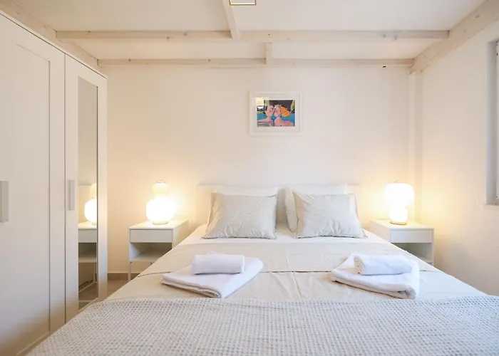 Stone House Lole 度假居 *