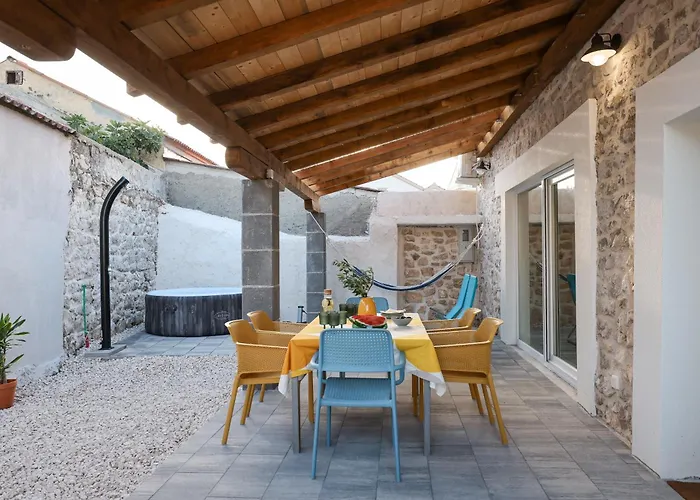 Stone House Lole 度假居 *